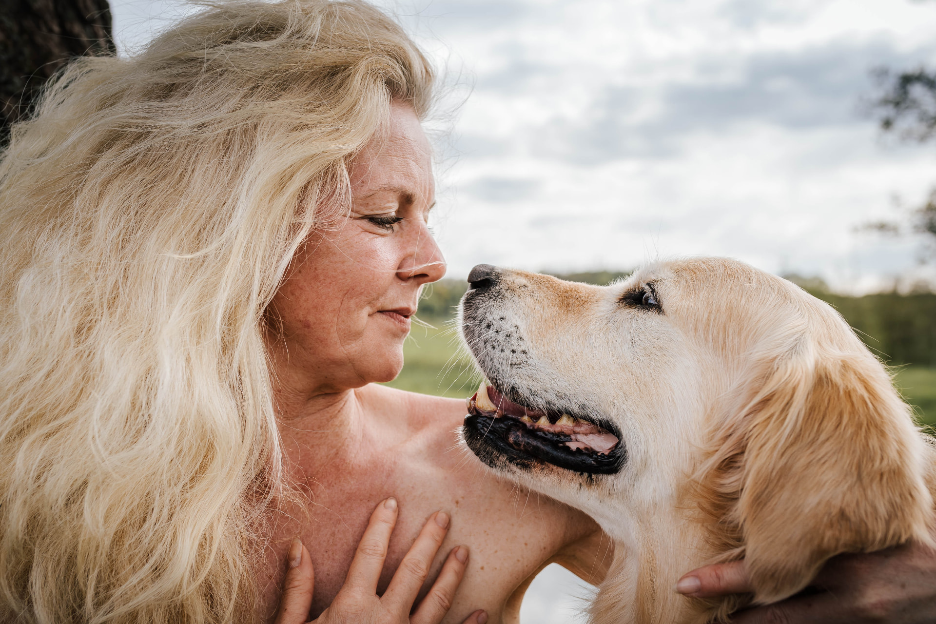 Veronika Kröger mit ihrem ältesten Hund Aaron – Verbundenheit im Blick